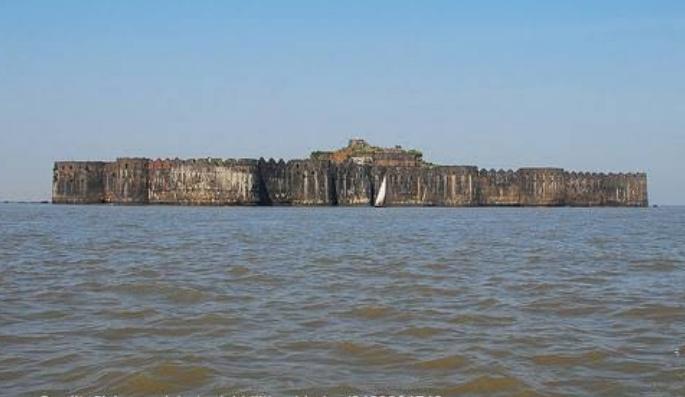 Gadkot, a source of income for the youth in search of history | गडकोट, इतिहासाच्या छंदातून युवकाने शोधले उत्पन्नाचे साधन Gadkot, a source of income for the youth in search of history | गडकोट, इतिहासाच्या छंदातून युवकाने शोधले उत्पन्नाचे साधन