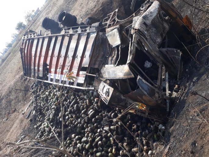 A truck filled with papyane burns | पपईने भरलेला ट्रक उलटल्याने जळाला A truck filled with papyane burns | पपईने भरलेला ट्रक उलटल्याने जळाला