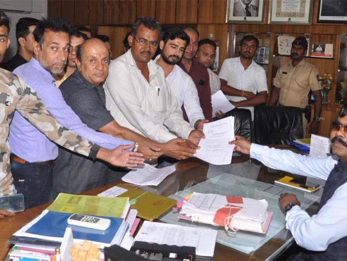 Business banned by encroachers: closure of | अतिक्रमीतांना कंटाळून व्यापा:यांचा बंद Business banned by encroachers: closure of | अतिक्रमीतांना कंटाळून व्यापा:यांचा बंद