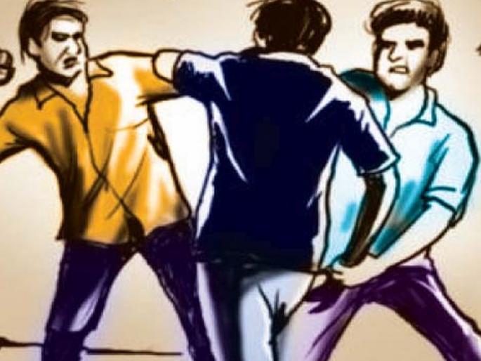 Crouch in the field: Beating through his argument | शेतातील कच:याच्या वादातून मारहाण Crouch in the field: Beating through his argument | शेतातील कच:याच्या वादातून मारहाण