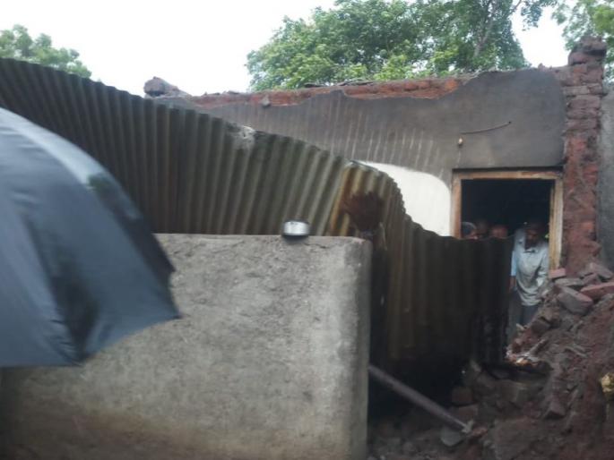 Woman injured as wall collapses in Asana | आसाणे येथे भिंत अंगावर पडल्याने महिला जखमी Woman injured as wall collapses in Asana | आसाणे येथे भिंत अंगावर पडल्याने महिला जखमी