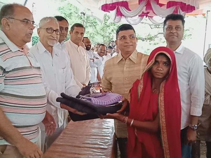 Distribution of world class materials at Toranmaal | तोरणमाळ येथे संसारोपयोगी साहित्य वाटप Distribution of world class materials at Toranmaal | तोरणमाळ येथे संसारोपयोगी साहित्य वाटप