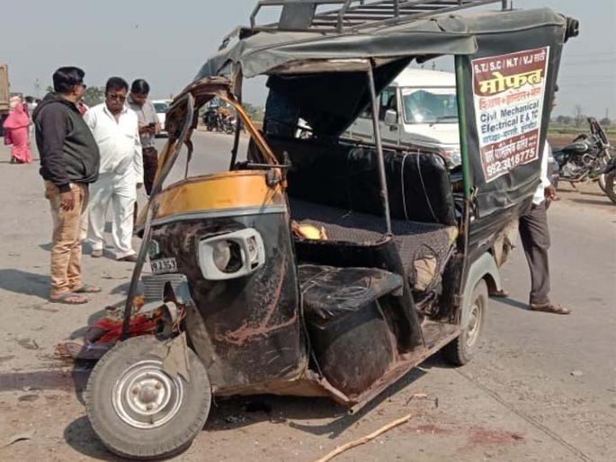 Insert only half a kilometer of time | अवघ्या अर्धा किलोमिटर अंतरावरच काळाचा घाला Insert only half a kilometer of time | अवघ्या अर्धा किलोमिटर अंतरावरच काळाचा घाला