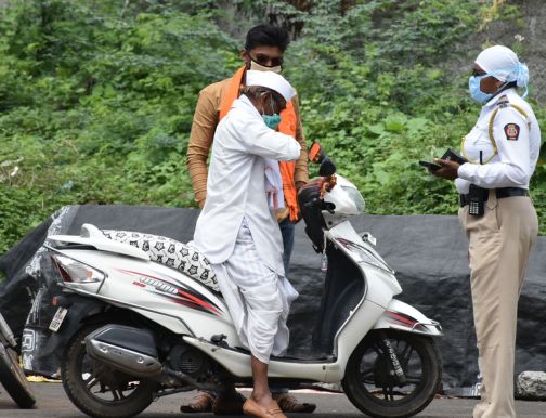 Punitive action against 70 two-wheelers in Shahada | शहाद्यात ७० दुचाकीस्वारांवर दंडात्मक कारवाई Punitive action against 70 two-wheelers in Shahada | शहाद्यात ७० दुचाकीस्वारांवर दंडात्मक कारवाई