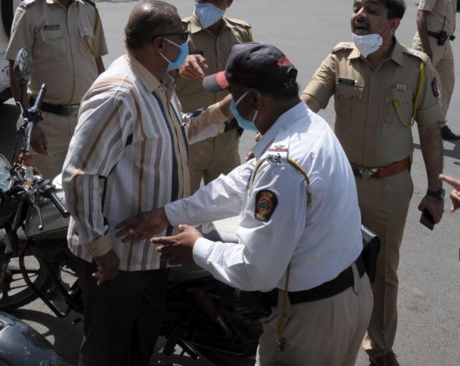 Action on 2 drivers in Talod | तळोद्यात ३०० वाहनचालकांवर कारवाई Action on 2 drivers in Talod | तळोद्यात ३०० वाहनचालकांवर कारवाई