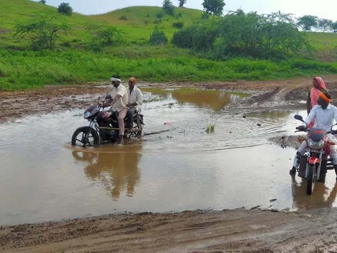 Nala water siege to Dhandre village | धांद्रे गावाला नाल्यातील पाण्याचा वेढा
