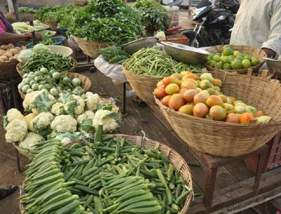Due to increase in arrivals, the price of vegetables decreased | आवक वाढल्याने भाजीपाला दरात घट Due to increase in arrivals, the price of vegetables decreased | आवक वाढल्याने भाजीपाला दरात घट