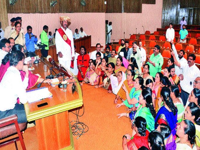 Rada in municipality; Stonework! | महापालिकेत राडा; राजदंडाची ओढाताण! Rada in municipality; Stonework! | महापालिकेत राडा; राजदंडाची ओढाताण!