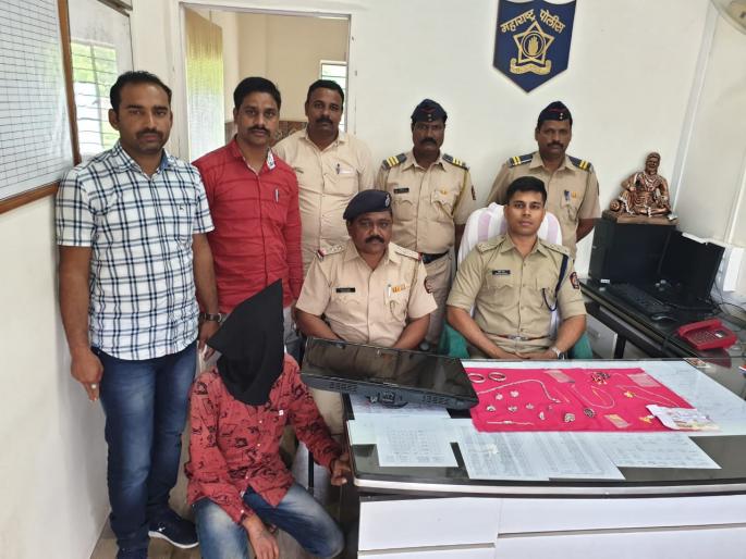 Jewelry, TV seized from irrational burglary | अट्टल घरफोड्याकडून दागिने, टीव्ही जप्त Jewelry, TV seized from irrational burglary | अट्टल घरफोड्याकडून दागिने, टीव्ही जप्त