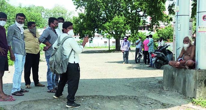 He became ill with a saline needle and disappeared; See what happened next ... | सलाईनच्या सुईसह तो कोरोना रूग्ण झाला गायब; अन् पुढे काय झाले ते पहा... He became ill with a saline needle and disappeared; See what happened next ... | सलाईनच्या सुईसह तो कोरोना रूग्ण झाला गायब; अन् पुढे काय झाले ते पहा...