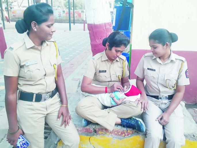 Mother leaves two-month-old, mother in khaki uniform burst | आईनं सोडलं दोन महिन्याचं तान्हुलं, अन् खाकी वर्दीतील मायेला फुटला पाझर Mother leaves two-month-old, mother in khaki uniform burst | आईनं सोडलं दोन महिन्याचं तान्हुलं, अन् खाकी वर्दीतील मायेला फुटला पाझर