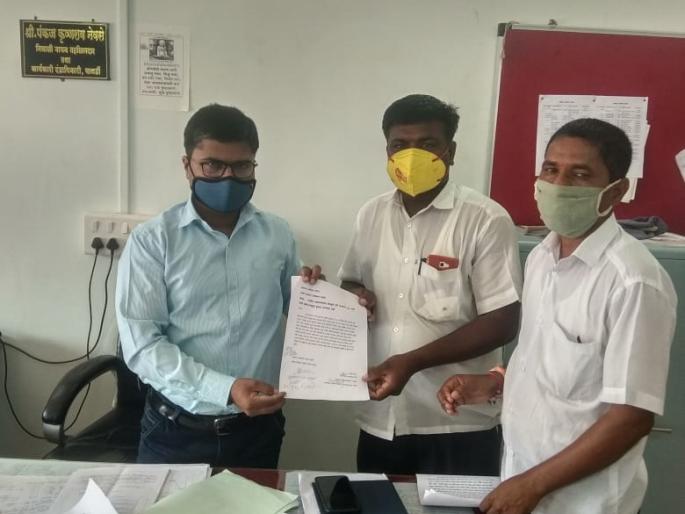 File a case against actress Kangana in Pathardi, statement from Shiv Sena | अभिनेत्री कंगनावर पाथर्डीत गुन्हा दाखल करा, शिवसेनेतर्फे निवेदन