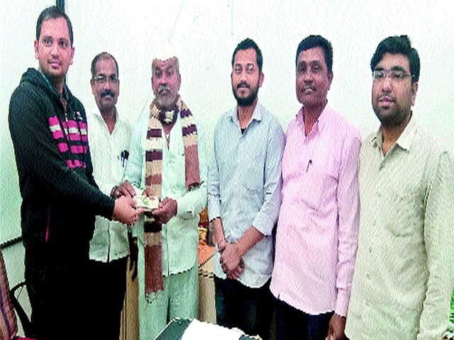 ..And the tears flowing in the eyes of the farmer | ..अन् शेतकºयाच्या डोळ्यात तरळले आनंदाश्रू ..And the tears flowing in the eyes of the farmer | ..अन् शेतकºयाच्या डोळ्यात तरळले आनंदाश्रू