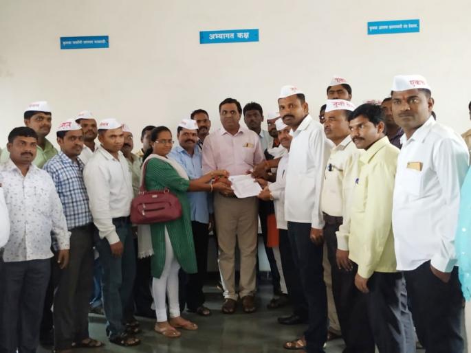 Response to the collapse of government employees in Peth taluka | पेठ तालुक्यात शासकीय कर्मचाऱ्यांच्या संपाला प्रतिसाद
