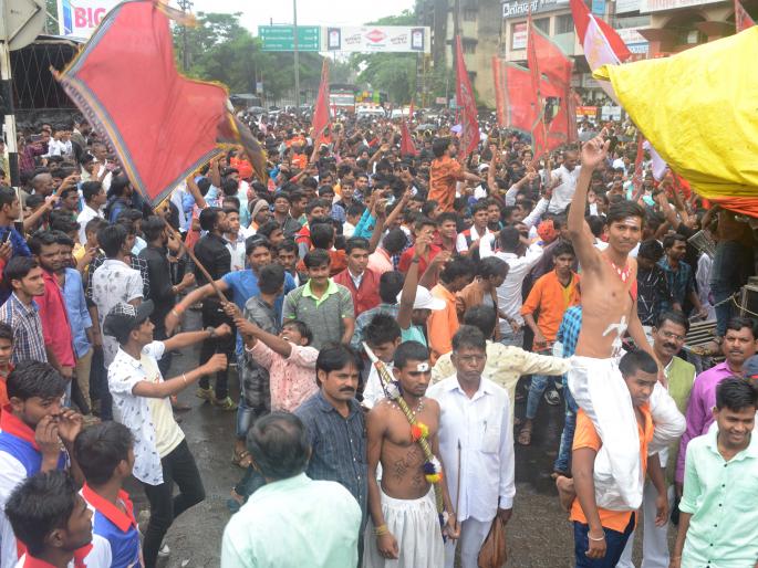 Tribal brothers rally in town | भरपावसात आदिवासी बांधवांची शहरात रॅली
