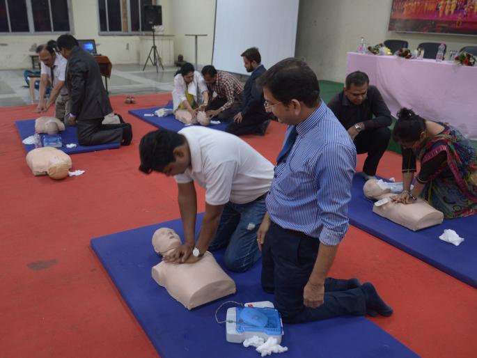 Survives a heart attack patient | हृदयघात झालेल्या रुग्णाचे असे वाचवू शकता प्राण  Survives a heart attack patient | हृदयघात झालेल्या रुग्णाचे असे वाचवू शकता प्राण