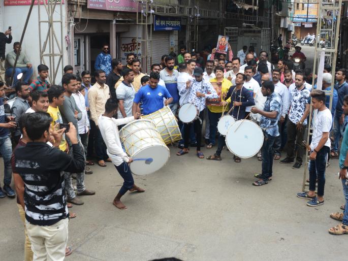 Ganesh mandals are finally allowed to construct the tent | गणेश मंडळांना मंडप उभारणीस अखेर अनुमती Ganesh mandals are finally allowed to construct the tent | गणेश मंडळांना मंडप उभारणीस अखेर अनुमती