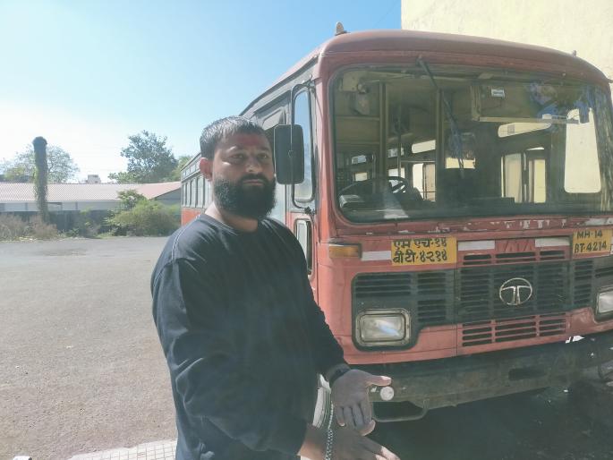 Stone pelting on Pimpalgaon depot bus; Woman injured | पिंपळगाव आगाराच्या बसवर दगडफेक; महिला जखमी Stone pelting on Pimpalgaon depot bus; Woman injured | पिंपळगाव आगाराच्या बसवर दगडफेक; महिला जखमी