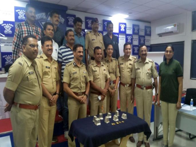 Nashik police nabbed the driver of 15 kg of silver and 35 rounds of gold carrying a car before a year. | १५किलो चांदी, ३५ तोळे सोने घेऊन वर्षभरापुर्वी पोबारा करणार्या कार चालकाच्या नाशिक पोलिसांनी आवळल्या मुसक्या Nashik police nabbed the driver of 15 kg of silver and 35 rounds of gold carrying a car before a year. | १५किलो चांदी, ३५ तोळे सोने घेऊन वर्षभरापुर्वी पोबारा करणार्या कार चालकाच्या नाशिक पोलिसांनी आवळल्या मुसक्या