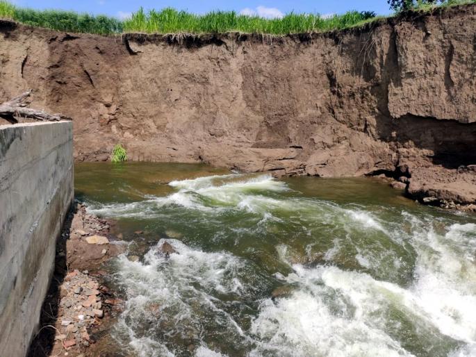 2 crore bandhara in Purna river basin burst due to water pressure | पाण्याच्या दाबाने पूर्णा नदीपात्रातील २ कोटीचा बंधारा फुटला