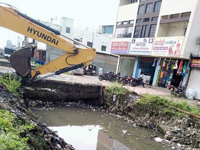 Parbhani: Spraying and cleaning of drains | परभणी : फवारणीबरोबरच नाल्यांची सफाई Parbhani: Spraying and cleaning of drains | परभणी : फवारणीबरोबरच नाल्यांची सफाई