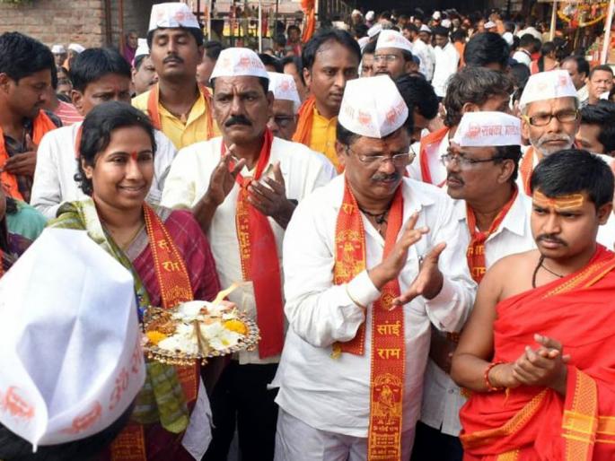 Parbhani: Thousands of devotees participate in the continent from Selu to Pathari | परभणी : सेलू ते पाथरी पायी महादिंडीत हजारो भाविकांचा सहभाग Parbhani: Thousands of devotees participate in the continent from Selu to Pathari | परभणी : सेलू ते पाथरी पायी महादिंडीत हजारो भाविकांचा सहभाग