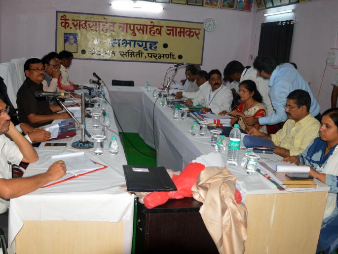 The panchnama of the officers in the marathon meetings | मॅरेथॉन बैठकांमध्ये अधिकाºयांचे पंचनामे The panchnama of the officers in the marathon meetings | मॅरेथॉन बैठकांमध्ये अधिकाºयांचे पंचनामे