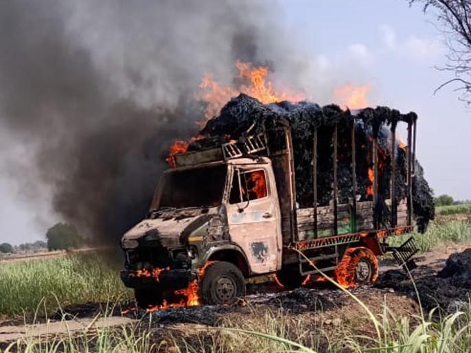 Parbhani: Tempo burned with cabbage | परभणी : कडब्यासह टेम्पो जळाला Parbhani: Tempo burned with cabbage | परभणी : कडब्यासह टेम्पो जळाला