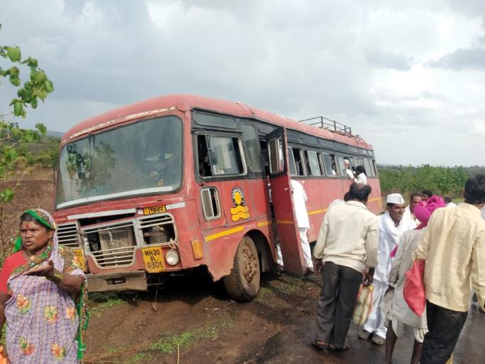 Parbhani: The bus is moving behind the bus | परभणी: चढावरून बस मागे सरकत असल्याने प्रवाशांत घबराट Parbhani: The bus is moving behind the bus | परभणी: चढावरून बस मागे सरकत असल्याने प्रवाशांत घबराट