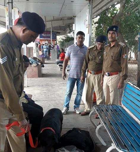 Parbhani: Sudden examination of Purna railway station | परभणी : पूर्णा रेल्वेस्थानकाची अचानक तपासणी