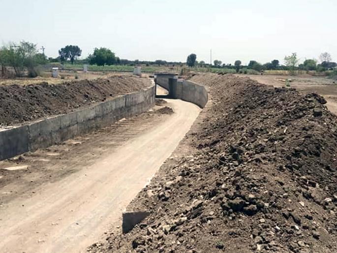 Parbhani: The problems of the villagers due to the suburban bridge | परभणी : भुयारी पुलामुळे ग्रामस्थांची अडचण Parbhani: The problems of the villagers due to the suburban bridge | परभणी : भुयारी पुलामुळे ग्रामस्थांची अडचण