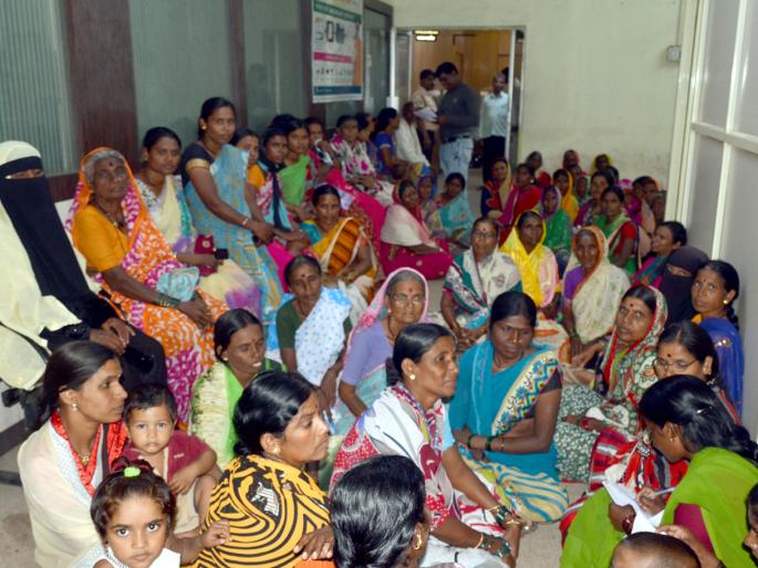 Parbhani: Citizens' mood is set for the road | परभणी: रस्त्यासाठी नागरिकांचा मनपात ठिय्या