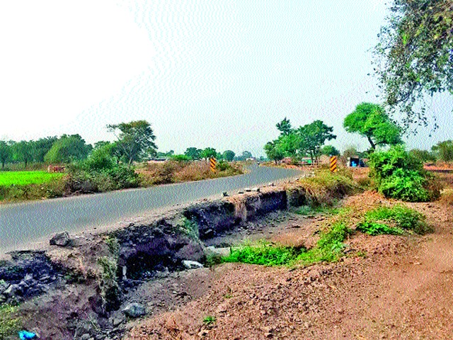 The highway is becoming fatal ... | राज्यमार्ग ठरतोय जीवघेणा... The highway is becoming fatal ... | राज्यमार्ग ठरतोय जीवघेणा...