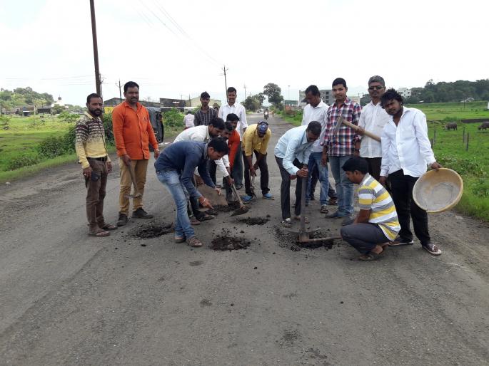 Celebrations of bullock potholes have been celebrated | बैलपोळ्याचा सण खड्डे बुजवून केला साजरा Celebrations of bullock potholes have been celebrated | बैलपोळ्याचा सण खड्डे बुजवून केला साजरा