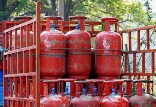 Free cylinder to Jamner for 4,000 customers | जामनेरला ५४ हजार ग्राहकांना मोफत सिलिंडर Free cylinder to Jamner for 4,000 customers | जामनेरला ५४ हजार ग्राहकांना मोफत सिलिंडर