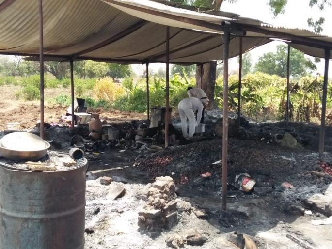 Fire in the house at Wade in Bhadgaon taluka | भडगाव तालुक्यातील वाडे येथे घराला आग Fire in the house at Wade in Bhadgaon taluka | भडगाव तालुक्यातील वाडे येथे घराला आग