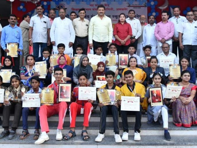 Distribution of prizes for science exhibition in Amalner | अमळनेरात विज्ञान प्रदर्शनाचे बक्षीस वितरण Distribution of prizes for science exhibition in Amalner | अमळनेरात विज्ञान प्रदर्शनाचे बक्षीस वितरण