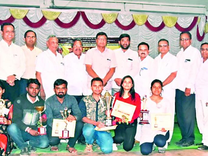 Pune-Malegaon First in Chalisgaon Oratory Competition | चाळीसगावच्या वक्तृत्व स्पर्धेत पुणे-मालेगाव प्रथम Pune-Malegaon First in Chalisgaon Oratory Competition | चाळीसगावच्या वक्तृत्व स्पर्धेत पुणे-मालेगाव प्रथम