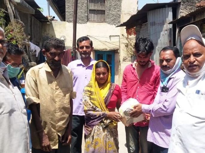 BJP leader Ghanshyam Agarwal distributes one month's groceries to 3 families in Nashik community | भाजप नेते घनश्याम अग्रवाल यांच्याकडून नाभिक समाजातील २५ कुटुंंबाना एक महिन्याचा किराणा वाटप BJP leader Ghanshyam Agarwal distributes one month's groceries to 3 families in Nashik community | भाजप नेते घनश्याम अग्रवाल यांच्याकडून नाभिक समाजातील २५ कुटुंंबाना एक महिन्याचा किराणा वाटप