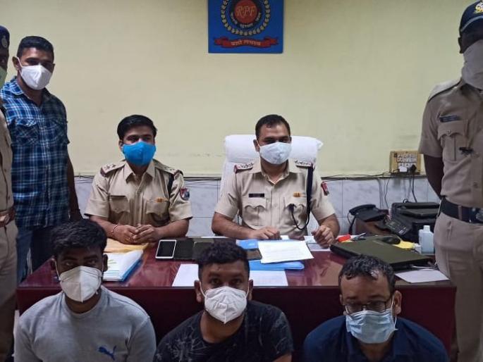 Railway Protection Force's campaign against ticket brokers | रेल्वे सुरक्षा बलाची तिकीट दलालांविरोधात मोहीम Railway Protection Force's campaign against ticket brokers | रेल्वे सुरक्षा बलाची तिकीट दलालांविरोधात मोहीम