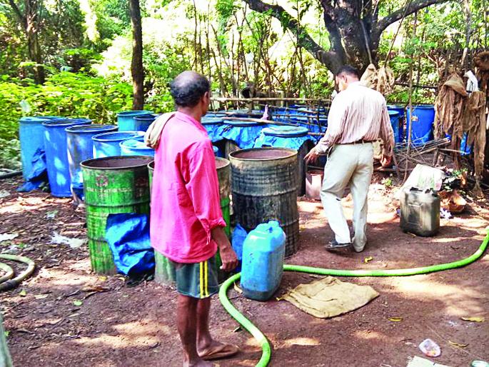 Latha raided liquor baron, two held in custody: two lakh worth of money seized | लांजात दारुभट्टीवर छापा, दोघेजण अटकेत : पावणे दोन लाखाचा मुद्देमाल जप्त Latha raided liquor baron, two held in custody: two lakh worth of money seized | लांजात दारुभट्टीवर छापा, दोघेजण अटकेत : पावणे दोन लाखाचा मुद्देमाल जप्त