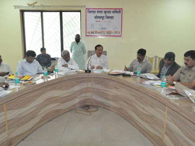 Solapur district government officials, helmets forced to helmets! | सोलापूर जिल्ह्यातील शासकीय अधिकारी, कर्मचाºयांना हेल्मेट सक्ती ! Solapur district government officials, helmets forced to helmets! | सोलापूर जिल्ह्यातील शासकीय अधिकारी, कर्मचाºयांना हेल्मेट सक्ती !