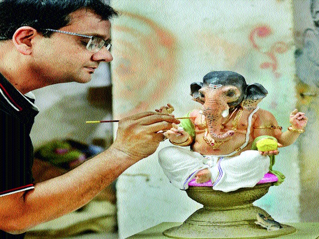 Sculptor wants to stay alive ...! | मूर्तिकाराकडे हवी जिद्द अन् चिकाटी...! Sculptor wants to stay alive ...! | मूर्तिकाराकडे हवी जिद्द अन् चिकाटी...!