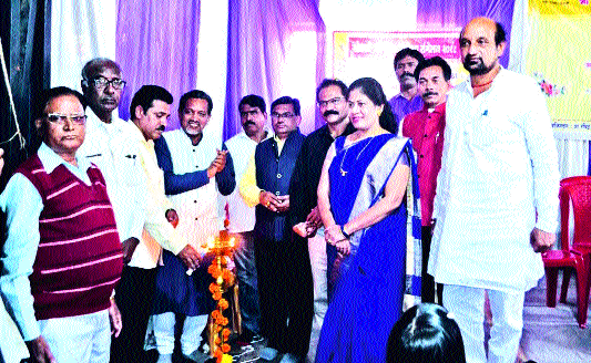 The role of the writers should be with the people: Prabhakar Salegaonkar | साहित्यिकांची भूमिका माणसे जोडणारी असावी: प्रभाकर साळेगावकर