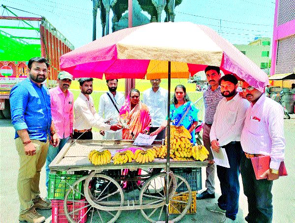 The online survey of hawkers will be organized | सटाण्यातील फेरीवाल्यांचे होणार आॅनलाइन सर्वेक्षण The online survey of hawkers will be organized | सटाण्यातील फेरीवाल्यांचे होणार आॅनलाइन सर्वेक्षण