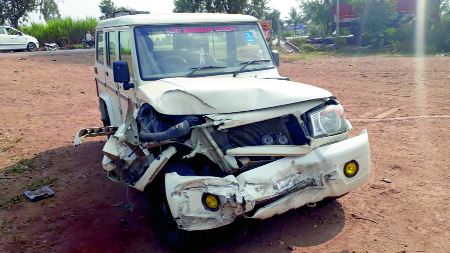 One killed in road accident near Padegaon; Eight injured | पाडेगावजवळ अपघातात एक ठार; आठ जखमी One killed in road accident near Padegaon; Eight injured | पाडेगावजवळ अपघातात एक ठार; आठ जखमी