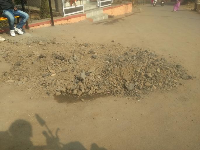 Satara: After eight days, the digging of the soil, populism, digging of water pipes was done on digging | सातारा : आठ दिवसानंतर खड्ड्यांवर माती, लोकमतच्या वृत्ताची दखल, जलवाहिनीची गळती काढण्यासाठी केले होते खोदकाम