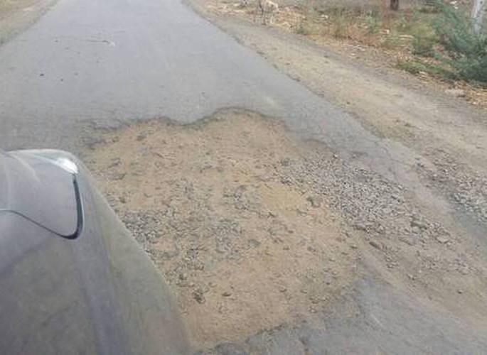  Due to Patan road potholes, fear of accident due to chaellan, driver suffering and disturbed | पाटण रस्त्याची खड्ड्यांमुळे चाळण,चालक त्रस्त, दुरवस्थेमुळे अपघाताची भीती