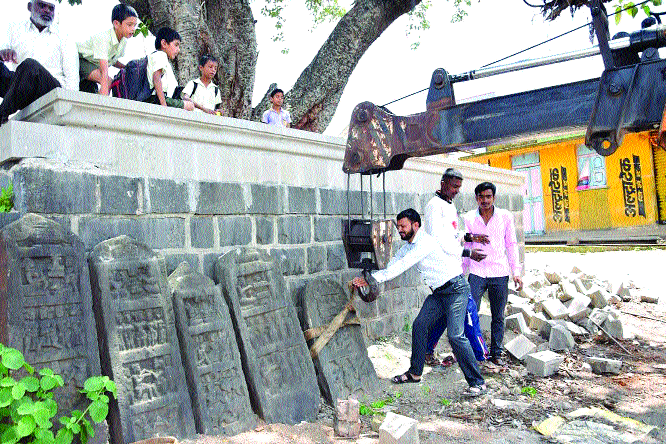 The history of the Kikli is very bright. | इतिहासाला उजाळा देतायत किकलीतील विरगळी.. The history of the Kikli is very bright. | इतिहासाला उजाळा देतायत किकलीतील विरगळी..