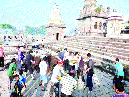 Holidays Day Cleanliness of Krishna | सुटीचा दिवस कृष्णेच्या स्वच्छतेसाठी